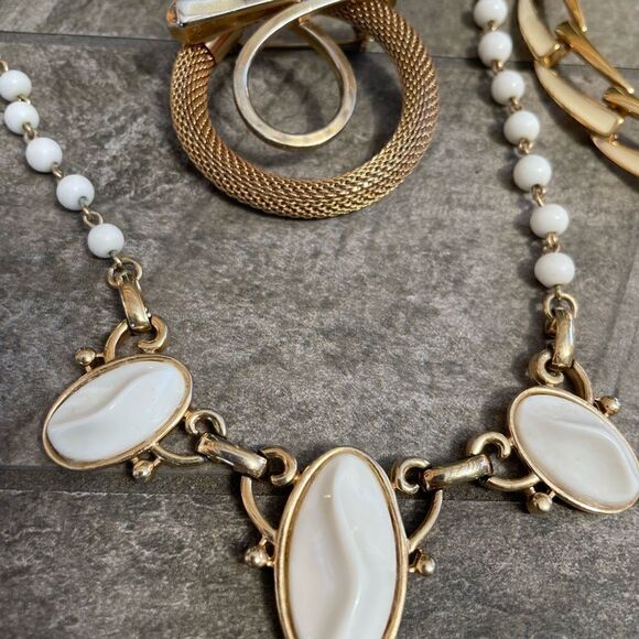 Vintage Monet plus other choker necklaces and a gold tone broach - Picture 3 of 13